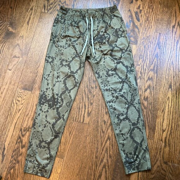 Lululemon Athletica Green Cropped Pants - Picture 4 of 13
